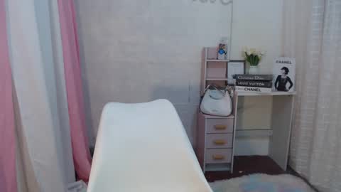 Snapshot of astraea_xxx chatting on February 2025 06:19:01 PM Anna online show from February 2025 06:19:01 PM