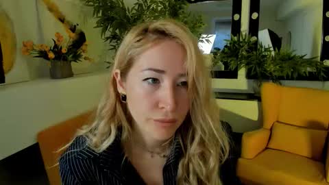 astramonroe online show from September 2025 04:28:02 AM