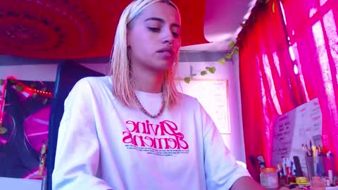 Snapshot of ateneasairce chatting on November 2025 03:04:01 PM Atenea online show from November 2025 03:04:01 PM