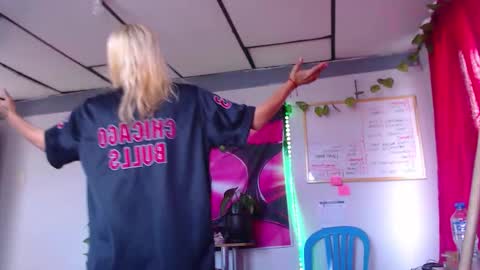 Snapshot of ateneasairce chatting on December 2025 12:58:02 PM Atenea online show from December 2025 12:58:02 PM