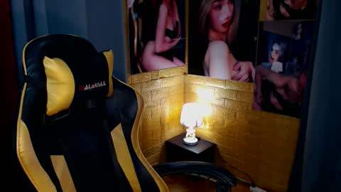 Snapshot of aurakharisma_xx chatting on October 2025 06:44:02 AM Miss awra online show from October 2025 06:44:02 AM