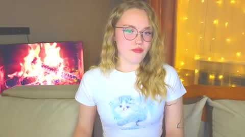 Snapshot of aurora_golden chatting on December 2024 04:43:01 PM Kate online show from December 2024 04:43:01 PM