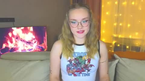 Snapshot of aurora_golden chatting on December 2024 04:38:02 PM Kate online show from December 2024 04:38:02 PM