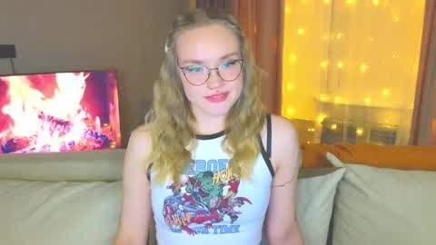 Snapshot of aurora_golden chatting on December 2024 07:43:02 PM Kate online show from December 2024 07:43:02 PM