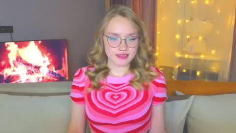 Snapshot of aurora_golden chatting on December 2024 07:18:02 PM Kate online show from December 2024 07:18:02 PM