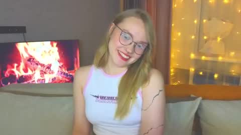 Snapshot of aurora_golden chatting on December 2024 07:06:01 PM Kate online show from December 2024 07:06:01 PM