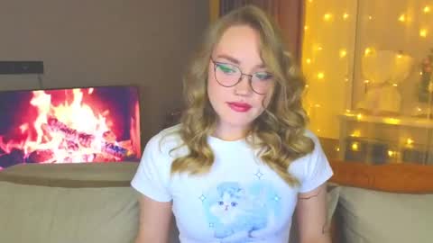 Snapshot of aurora_golden chatting on December 2024 04:09:02 PM Kate online show from December 2024 04:09:02 PM