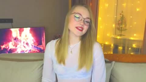 Snapshot of aurora_golden chatting on December 2024 04:08:02 PM Kate online show from December 2024 04:08:02 PM