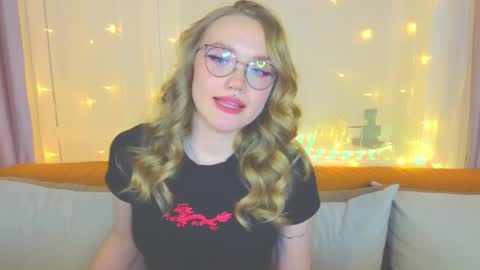 Snapshot of aurora_golden chatting on February 2025 07:11:01 PM Kate online show from February 2025 07:11:01 PM