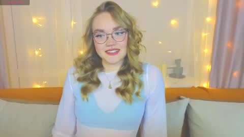 Snapshot of aurora_golden chatting on February 2025 03:30:01 PM Kate online show from February 2025 03:30:01 PM