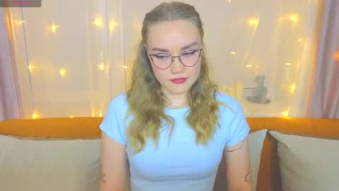 Snapshot of aurora_golden chatting on February 2025 03:49:02 PM Kate online show from February 2025 03:49:02 PM