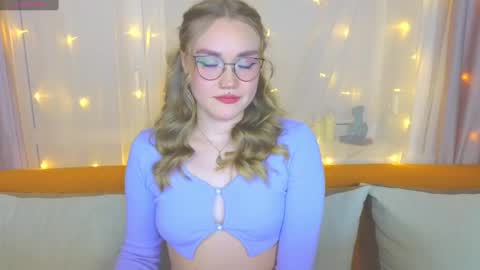 Snapshot of aurora_golden chatting on February 2025 04:21:01 PM Kate online show from February 2025 04:21:01 PM