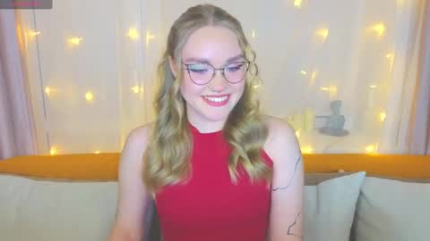 Snapshot of aurora_golden chatting on February 2025 04:31:01 PM Kate online show from February 2025 04:31:01 PM