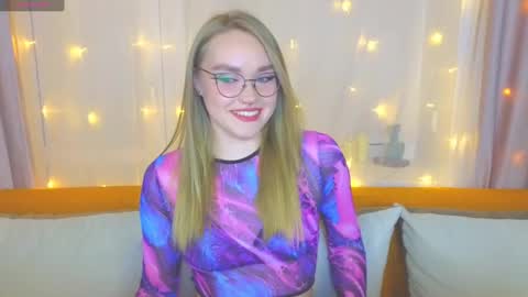 Snapshot of aurora_golden chatting on March 2025 04:17:02 PM Kate online show from March 2025 04:17:02 PM