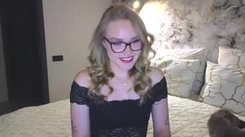 Snapshot of aurora_golden chatting on September 2025 07:52:02 PM Kate online show from September 2025 07:52:02 PM