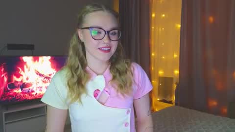 Snapshot of aurora_golden chatting on October 2025 07:01:02 PM Kate online show from October 2025 07:01:02 PM