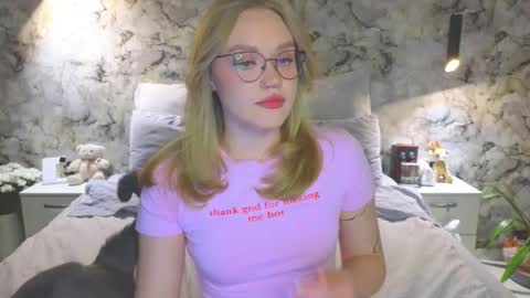 Snapshot of aurora_golden chatting on November 2025 01:55:01 PM Kate online show from November 2025 01:55:01 PM