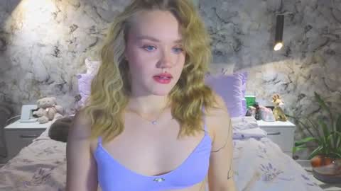 Snapshot of aurora_golden chatting on November 2025 04:31:02 PM Kate online show from November 2025 04:31:02 PM