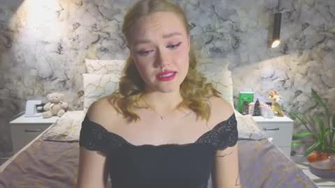 Snapshot of aurora_golden chatting on December 2025 06:02:01 PM Kate online show from December 2025 06:02:01 PM