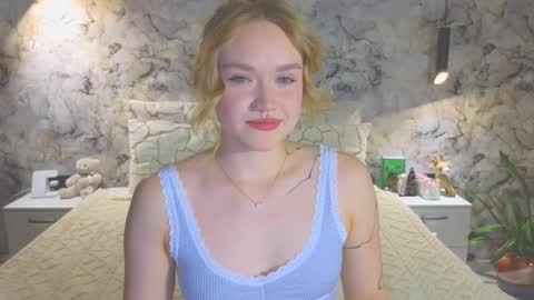 Snapshot of aurora_golden chatting on December 2025 05:11:02 PM Kate online show from December 2025 05:11:02 PM