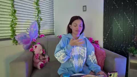 Snapshot of aurora_petitee chatting on June 2026 01:43:01 PM Aurora online show from June 2026 01:43:01 PM