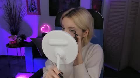 aurorawrenfield online show from November 2025 05:19:02 AM