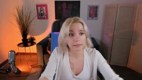 aurorawrenfield online show from December 2025 02:05:01 AM