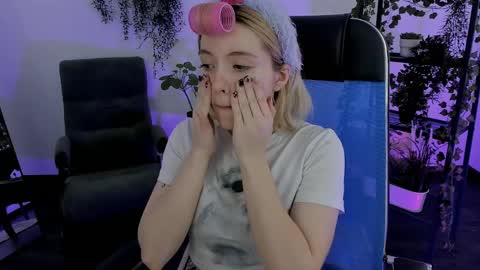 aurorawrenfield online show from April 2026 02:22:02 AM