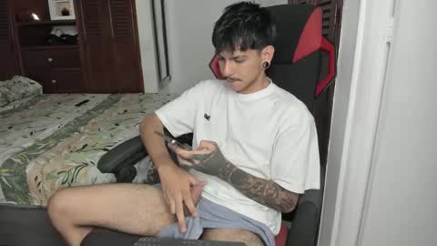 Snapshot of austin_falcon chatting on October 2025 08:43:02 PM Austin online show from October 2025 08:43:02 PM