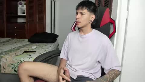 Snapshot of austin_falcon chatting on October 2025 01:12:02 PM Austin online show from October 2025 01:12:02 PM