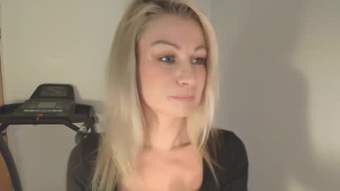 Snapshot of avaluxe_ chatting on January 2026 04:00:01 PM Eira online show from January 2026 04:00:01 PM