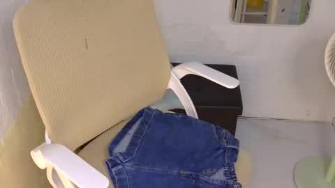 Snapshot of averageuncut1 chatting on September 2025 02:55:02 AM Rhian online show from September 2025 02:55:02 AM