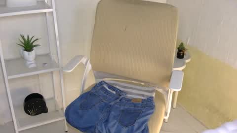 Snapshot of averageuncut1 chatting on October 2025 05:24:01 AM Rhian online show from October 2025 05:24:01 AM