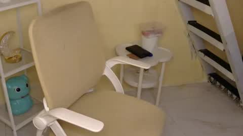 Snapshot of averageuncut1 chatting on October 2025 04:04:02 AM Rhian online show from October 2025 04:04:02 AM