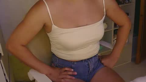 Snapshot of averageuncut1 chatting on January 2026 04:39:02 AM Rhian online show from January 2026 04:39:02 AM