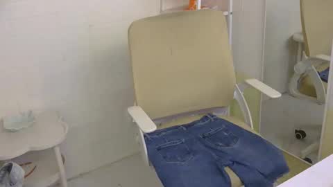 Snapshot of averageuncut1 chatting on February 2026 05:05:01 AM Rhian online show from February 2026 05:05:01 AM