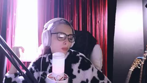 Snapshot of avi_nile chatting on October 2025 07:07:02 AM Avriel online show from October 2025 07:07:02 AM