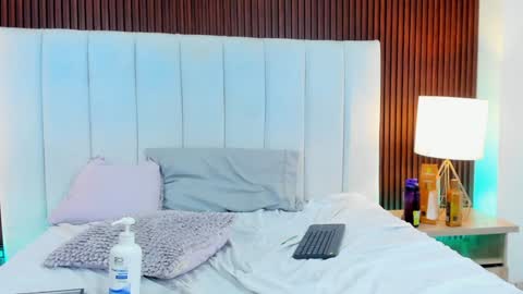 Snapshot of avril_evansgb chatting on January 2025 06:25:01 PM Javier y Lorena online show from January 2025 06:25:01 PM