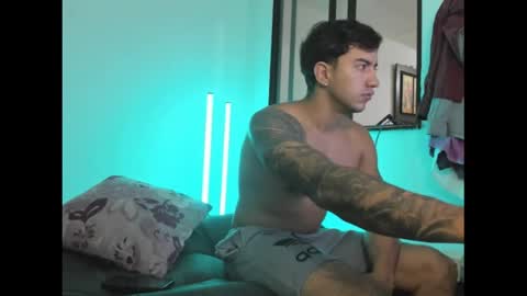 axel_hendrick online show from May 2026 04:30:01 AM
