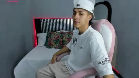 Snapshot of axel_mendoza_ chatting on June 2026 08:19:01 PM A X E L online show from June 2026 08:19:01 PM