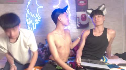 axel_milo_and_kairo online show from November 2025 04:05:01 AM