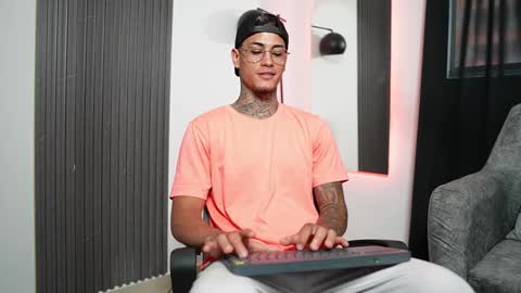 Agustin online show from February 2025 09:25:02 PM