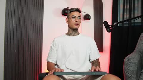 Agustin online show from March 2025 09:15:01 PM