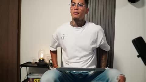 Agustin online show from October 2025 08:09:02 PM