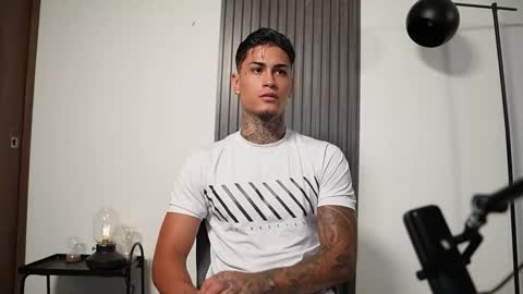 Agustin online show from October 2025 08:20:02 PM