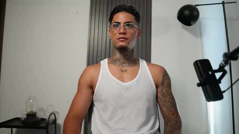 Agustin online show from October 2025 07:49:01 PM