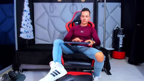 Snapshot of aydenmillerdom chatting on December 2024 04:52:01 AM Ayden Miller online show from December 2024 04:52:01 AM