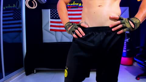 Snapshot of aydenmillerdom chatting on February 2025 01:04:02 AM Ayden Miller online show from February 2025 01:04:02 AM