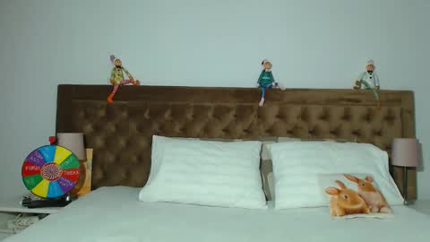 Aylin online show from November 2025 03:49:01 AM