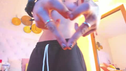 Anny online show from November 2025 04:01:02 AM